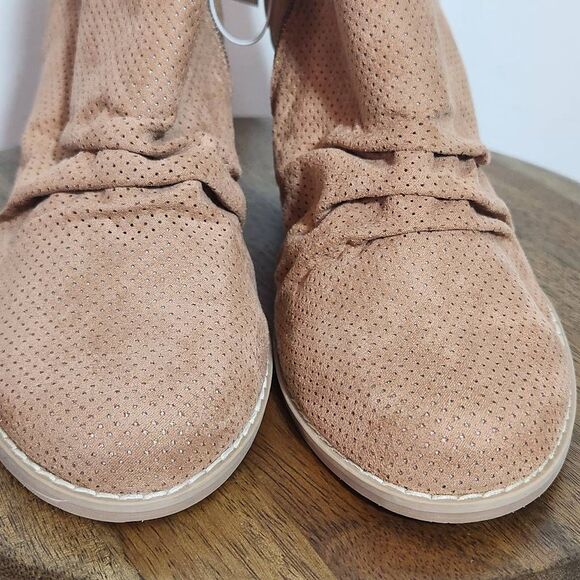 Dolce Vita DV8 Tan Perforated Faux Suede Ankle Boots NWOT Size 8.5 - Picture 2 of 11